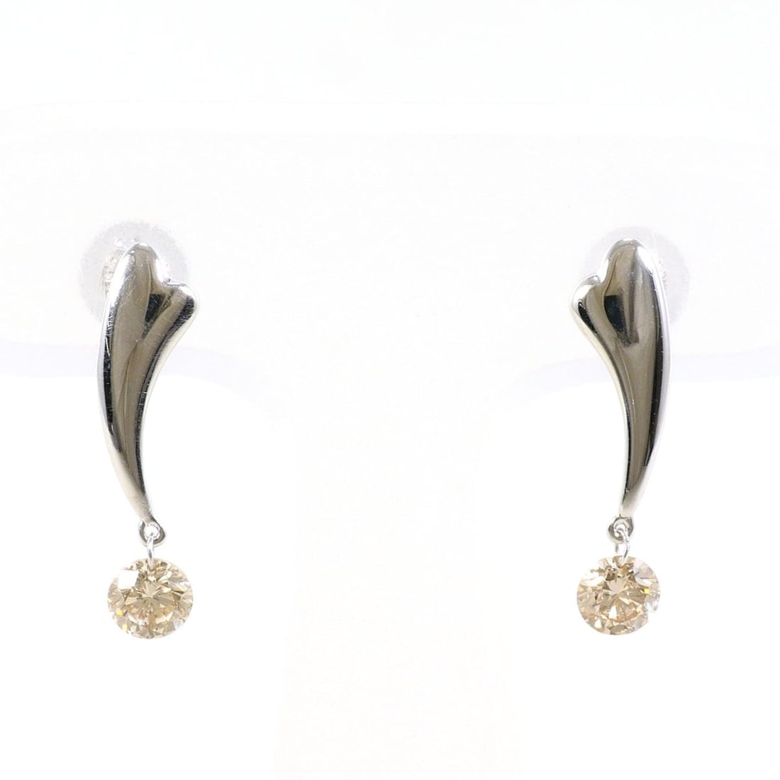 18K (18-karat white gold) earrings with 0.20ct diamonds (SI2 clarity), certified, total weight 0.9g, (1 of 19)