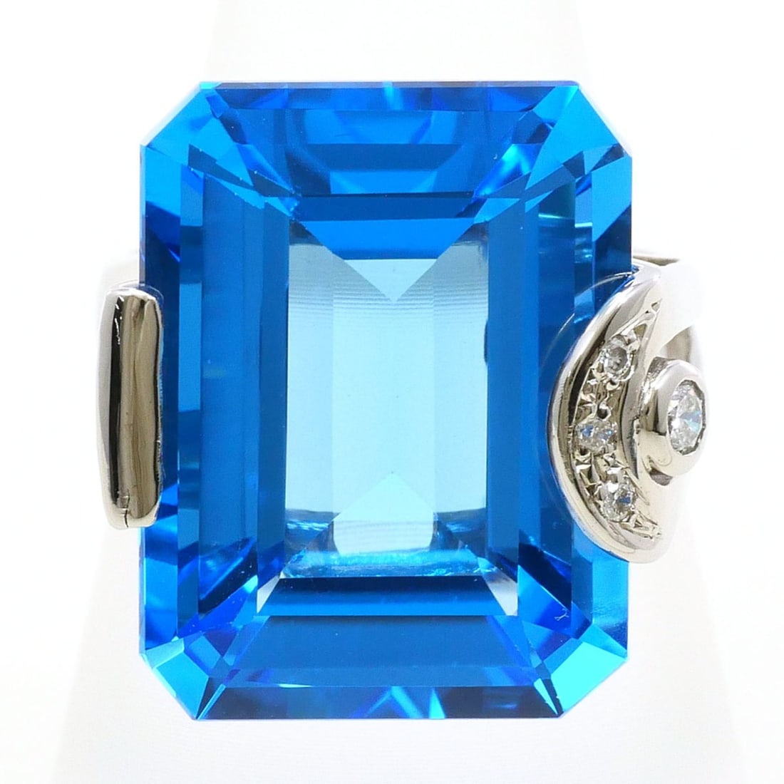 18K (18-karat white gold) ring with 26.77ct blue topaz and 0.10ct diamonds. Total weight: 10.6g. (1 of 9)