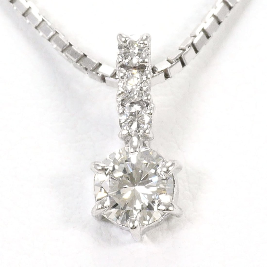 PT900 Platinum 18K White Gold Necklace with 0.28ct Diamond and 0.06ct (VS2 clarity, certified),: --- Catalog ---Category: SizeWeight: 4.5g / 0.15oz.Pendant Size: 10mm x 4mm / 0.39'' x 0.15''Neck Circumference: 45 cm / 17.71''Category: DesignColor: Platinum, White goldMetal: Platinum, White GoldSt
