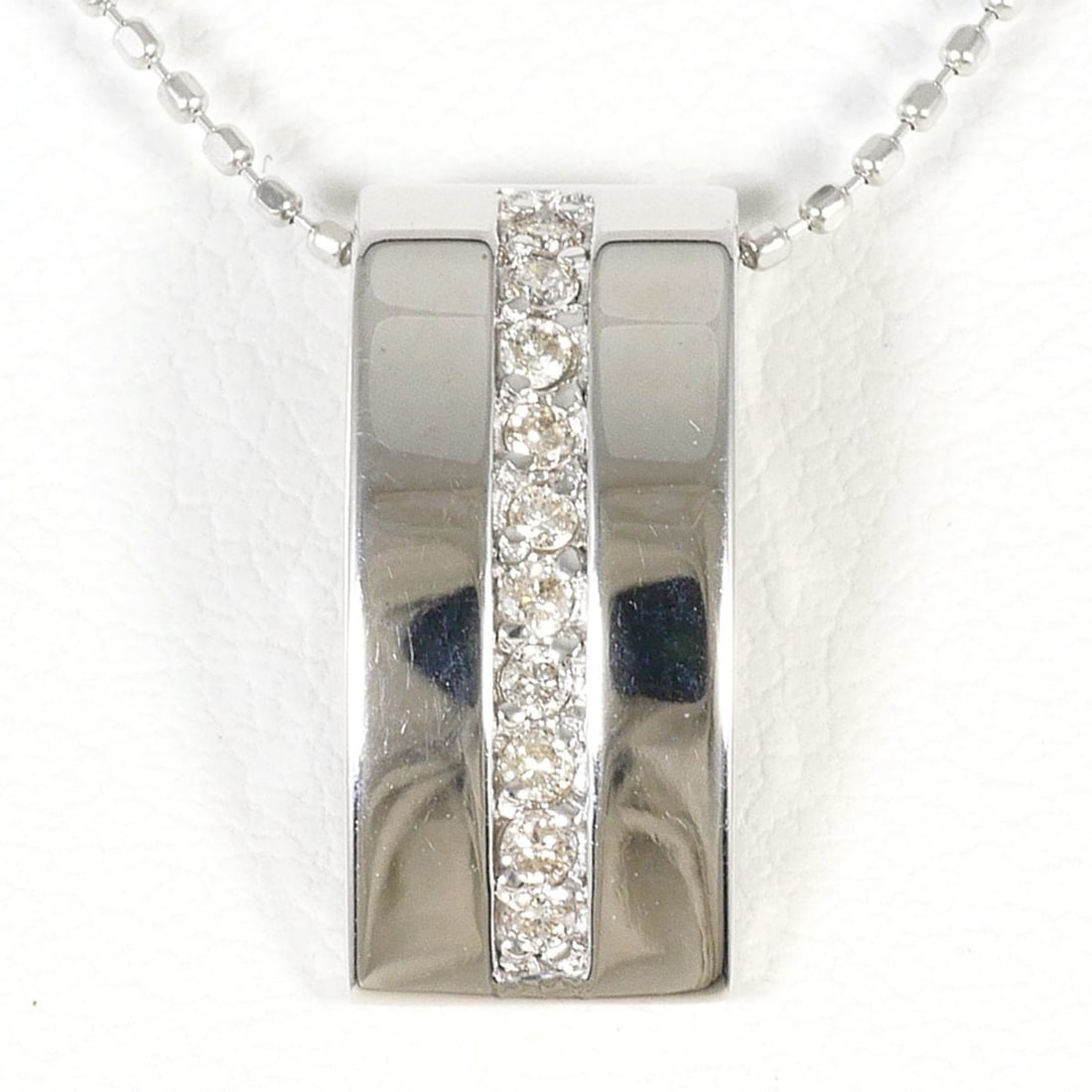 18K (18-karat white gold) necklace with 0.1ct diamond, total weight 2.9g, 39cm length. Jewelry.: --- Catalog ---Category: SizeWeight: 2.9g / 0.1oz.Pendant Size: 15mm x 7mm / 0.59'' x 0.27''Neck Circumference: 39 cm / 15.35''Category: DesignColor: White goldMetal: White GoldStone: DiamondGender: W