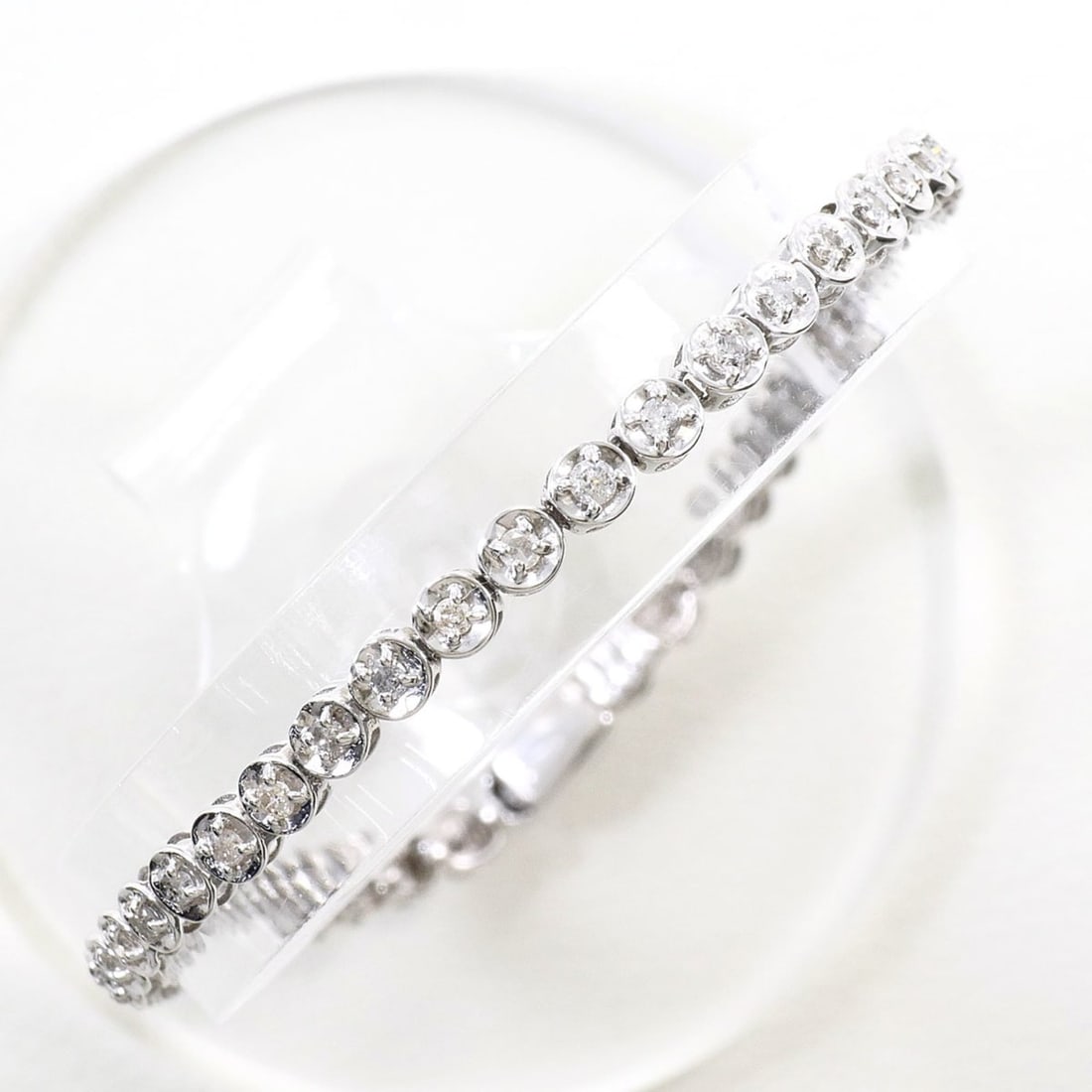 18K (18-karat white gold) bracelet with diamonds (carat weight not stamped), total 6.3g, 19cm: --- Catalog ---Category: SizeLength: 19cm / 7.48''Weight: 6.3g / 0.22oz.Category: DesignType: Charm braceletColor: White goldMetal: White GoldStone: DiamondGender: WomenMaterial: White gold (18K)Metal