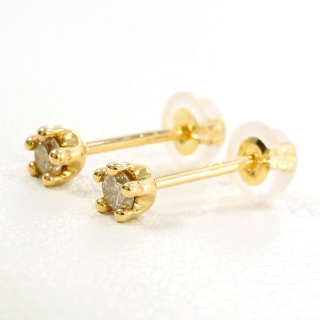 18K (18-karat) yellow gold earrings with 0.09mm diamonds (x2), total weight approximately 0.5g.: --- Catalog ---Category: SizeWeight: 0.5g / 0.01oz.Category: DesignType: Stud earringsColor: Yellow goldStone: DiamondGender: WomenMaterial: Yellow gold (18K)Weight (ct.): 0.09Category: GeneralBrand: 