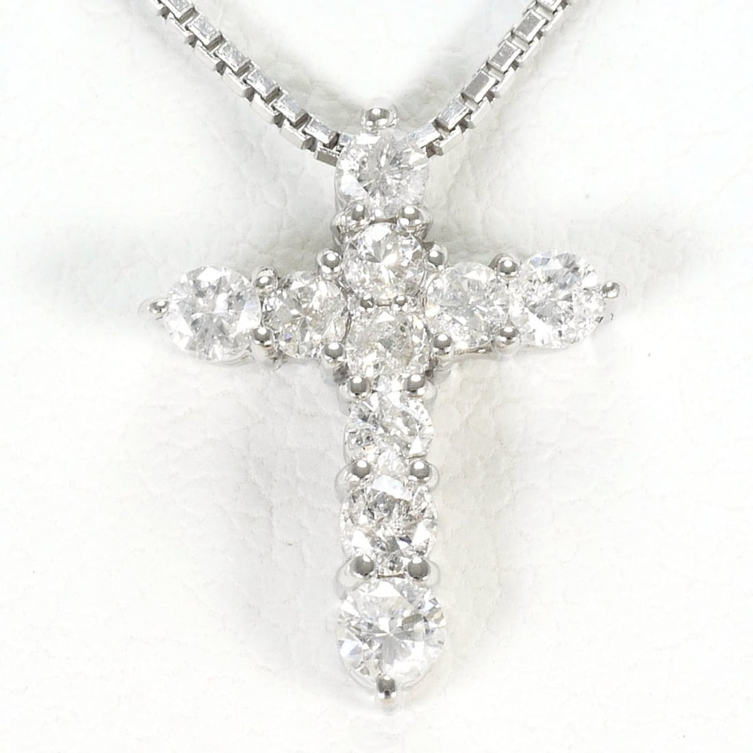 PT900 Platinum 18K White Gold Necklace with 0.30ct Diamond, Total Weight 2.9g, 40cm Length, Jewelry: --- Catalog ---Category: SizeWeight: 2.9g / 0.1oz.Pendant Size: 13mm x 10mm / 0.51'' x 0.39''Neck Circumference: 40 cm / 15.74''Category: DesignColor: Platinum, White goldStone: DiamondGender: WomenMa