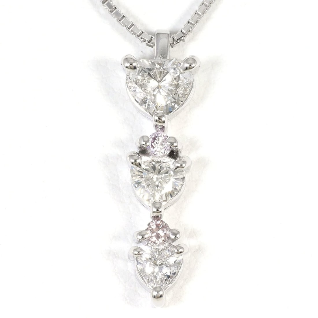 18K (18-karat white gold) necklace with 0.55ct diamonds and 0.04ct pink diamonds. Total weight 3.6g.: --- Catalog ---Category: SizeWeight: 3.6g / 0.12oz.Pendant Size: 20mm x 5mm / 0.78'' x 0.19''Neck Circumference: 45 cm / 17.71''Category: DesignColor: White goldStone: DiamondGender: WomenMaterial: Wh