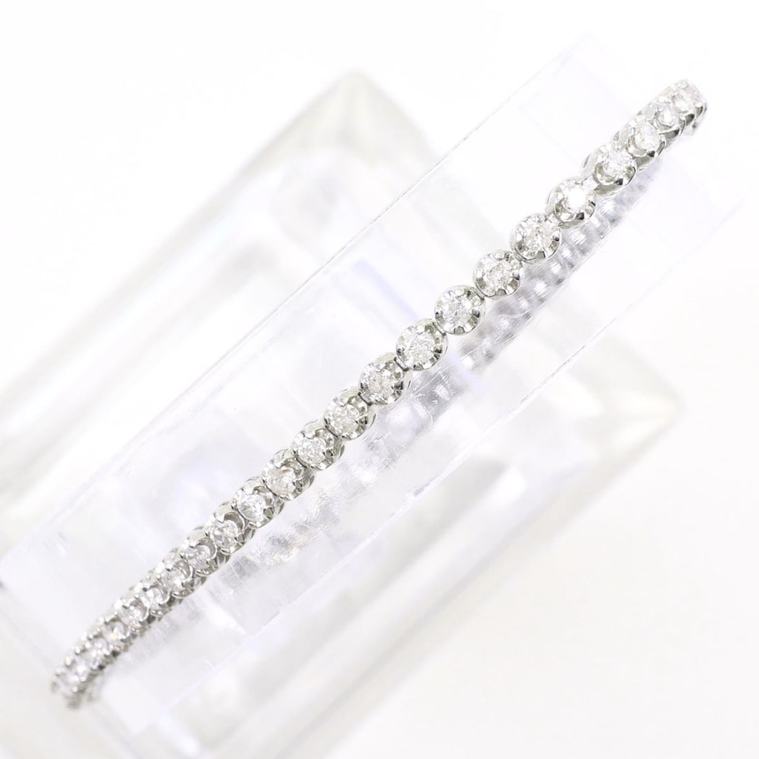 18K (18-karat white gold) bracelet with 2.00 ct diamonds, includes appraisal certificate, total: --- Catalog ---Category: SizeLength: 18.5cm / 7.28''Weight: 6.4g / 0.22oz.Category: DesignType: Charm braceletColor: White goldMetal: White GoldStone: DiamondGender: WomenMaterial: White gold (18K)Met
