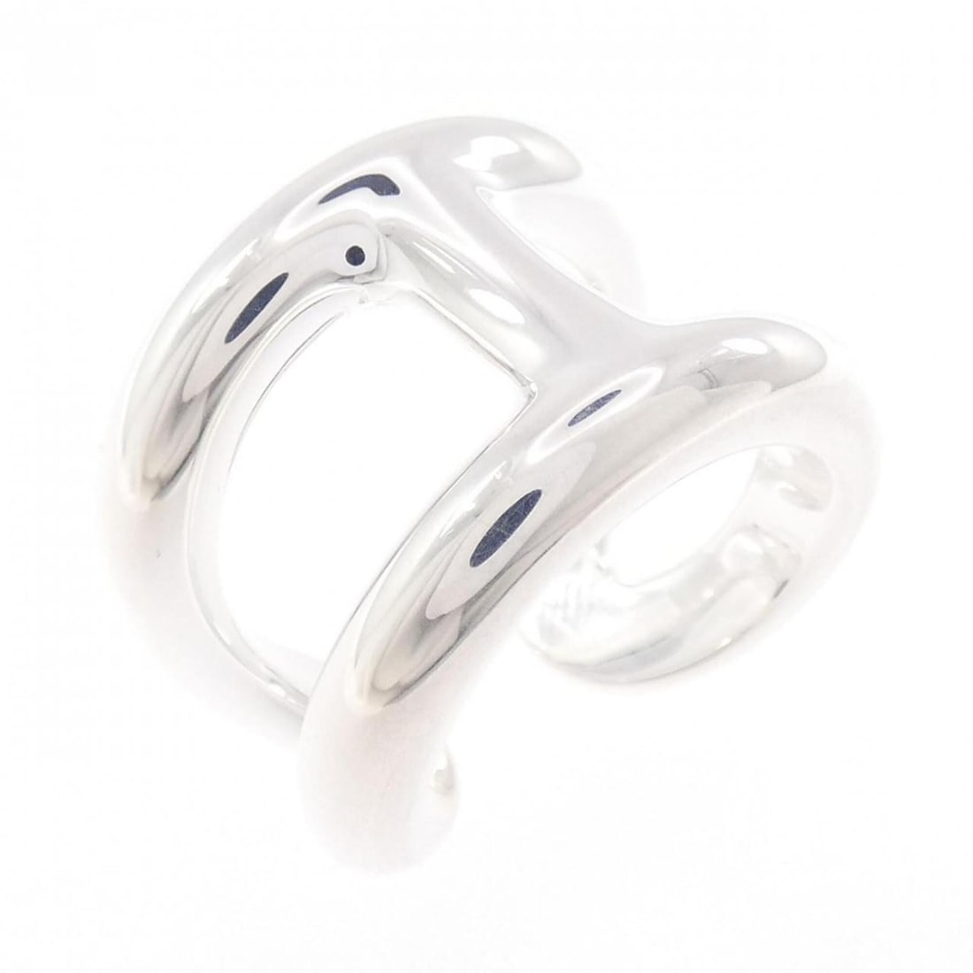 Hermes Hermès Osmo's Large Ring: --- Catalog ---Category: SizeUS Size: 5.5Brand Size: 50Category: DesignType: Band ringGender: WomenMaterial: Silver 925Category: GeneralBrand: Hermes--- Item List ---Section: ConditionRanking: Rank A