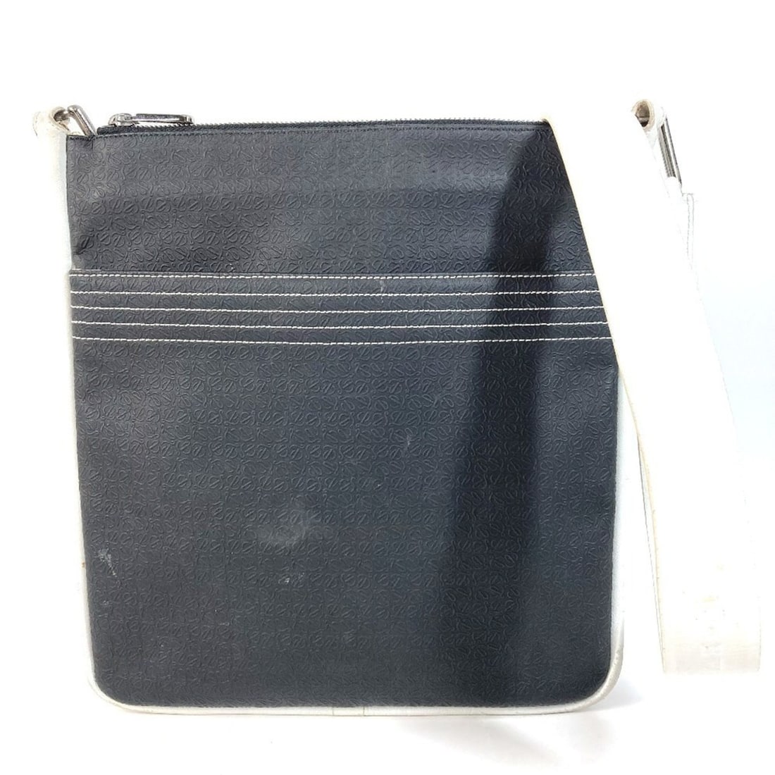 LOEWE Bicolor Anagram Logo Bag, Crossbody Pouch, Shoulder Leather, Men's, Women's, Black: --- Catalog ---Category: SizeSize (HxWxD): 28cm x 27cm / 11.02'' x 10.62''Category: DesignType: Pochette, Shoulder bagColor: Black, WhiteGender: Men,WomenMaterial: Leather , PVC Category: