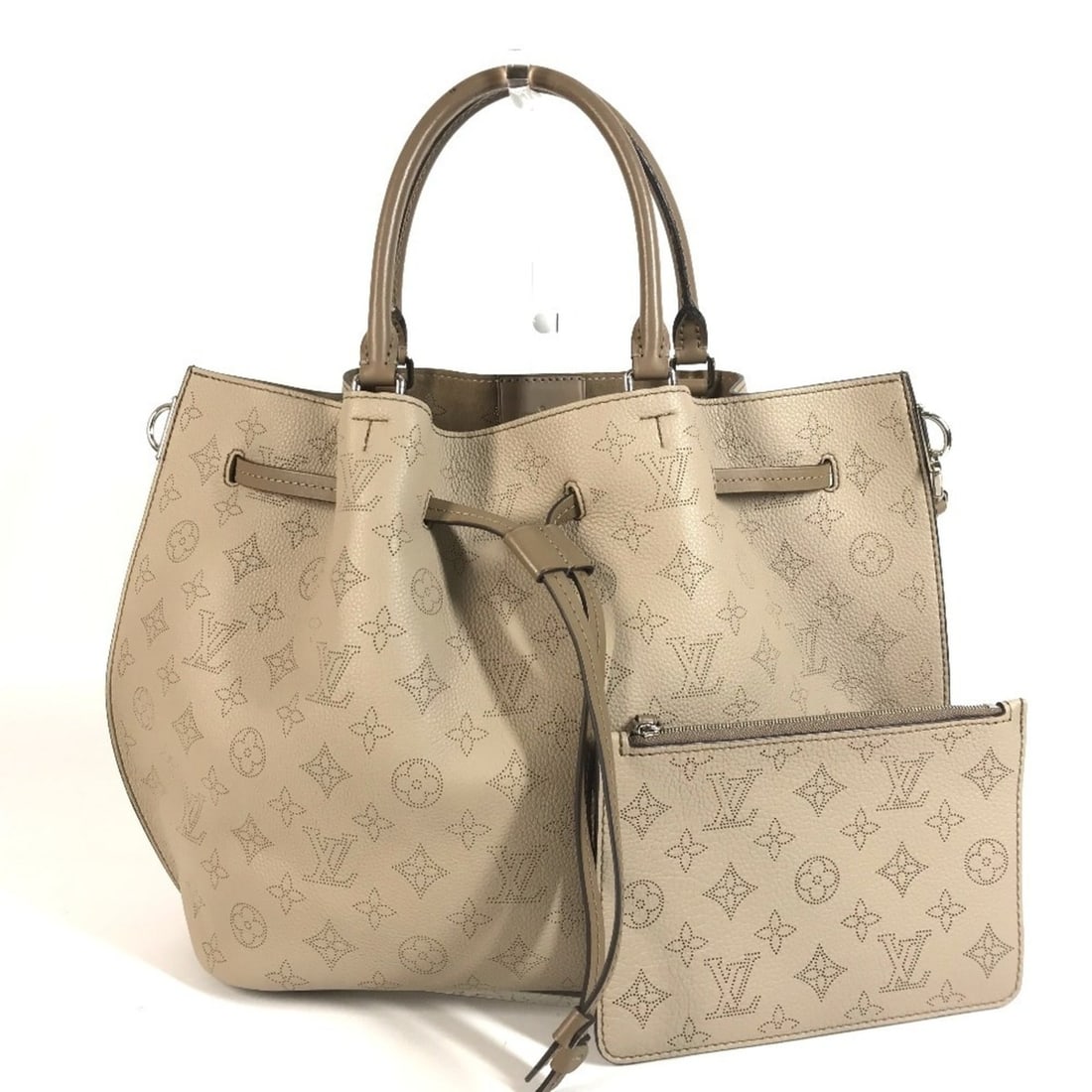 LOUIS VUITTON M54403 Monogram Mahina Girolata Bag Tote Handbag Leather Women's Galet Beige: --- Catalog ---Category: SizeSize (HxWxD): 26.5cm x 29.5cm x 12cm / 10.43'' x 11.61'' x 4.72''Category: DesignType: Handbag, Pouch, Tote bagColor: Beige, GalleGender: WomenMaterial: Mahina leather Cat