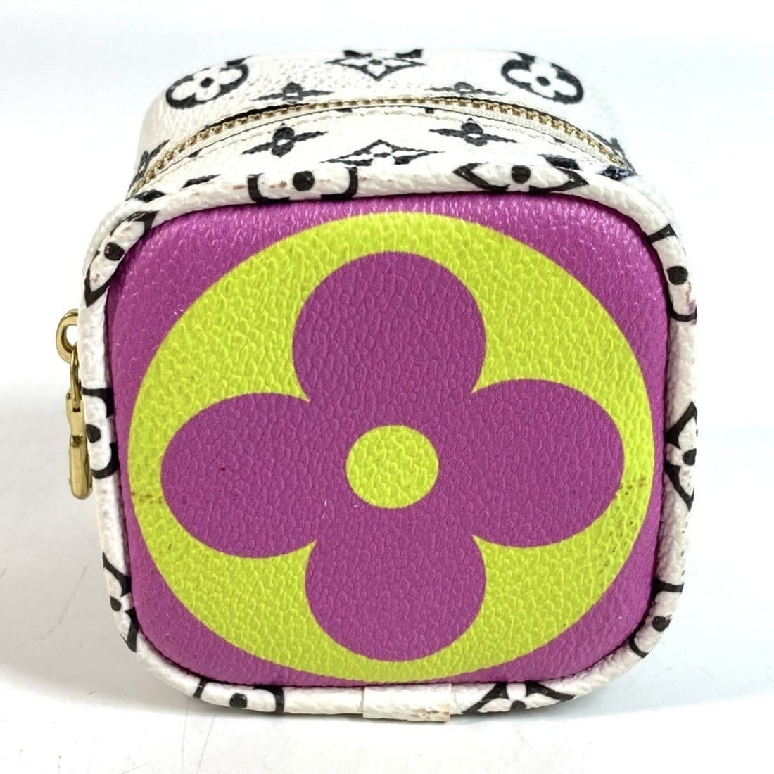 LOUIS VUITTON M67669 Monogram Giant Portemonnaie Cube Keyring Handbag Pouch Canvas Men's Women's: --- Catalog ---Category: SizeSize (HxWxD): 7.5cm x 7.5cm / 2.95'' x 2.95''Category: DesignType: Handbag, PouchColor: Purple, White, YellowGender: Men,WomenMaterial: Monogram Category: GeneralMPN: M676