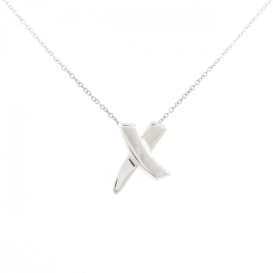 Tiffany Kiss Necklace: --- Catalog ---Category: SizePendant Size: 14.5mm x 12.2mm / 0.57'' x 0.48''Neck Circumference: 44 cm / 17.32''Category: DesignColor: SilverGender: WomenMaterial: Silver 925Pendant Type: