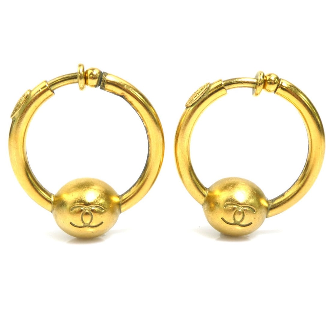 Chanel earrings, Coco Mark design, metal, gold, women's, e61893c: --- Catalog ---Category: SizeSize (HxWxD): 36.00mm x 12.00mm / 1.42'' x 0.47''Category: DesignType: Clip earringsColor: GoldGender: WomenMaterial: MetalCategory: GeneralBrand: ChanelCountry of Origin: