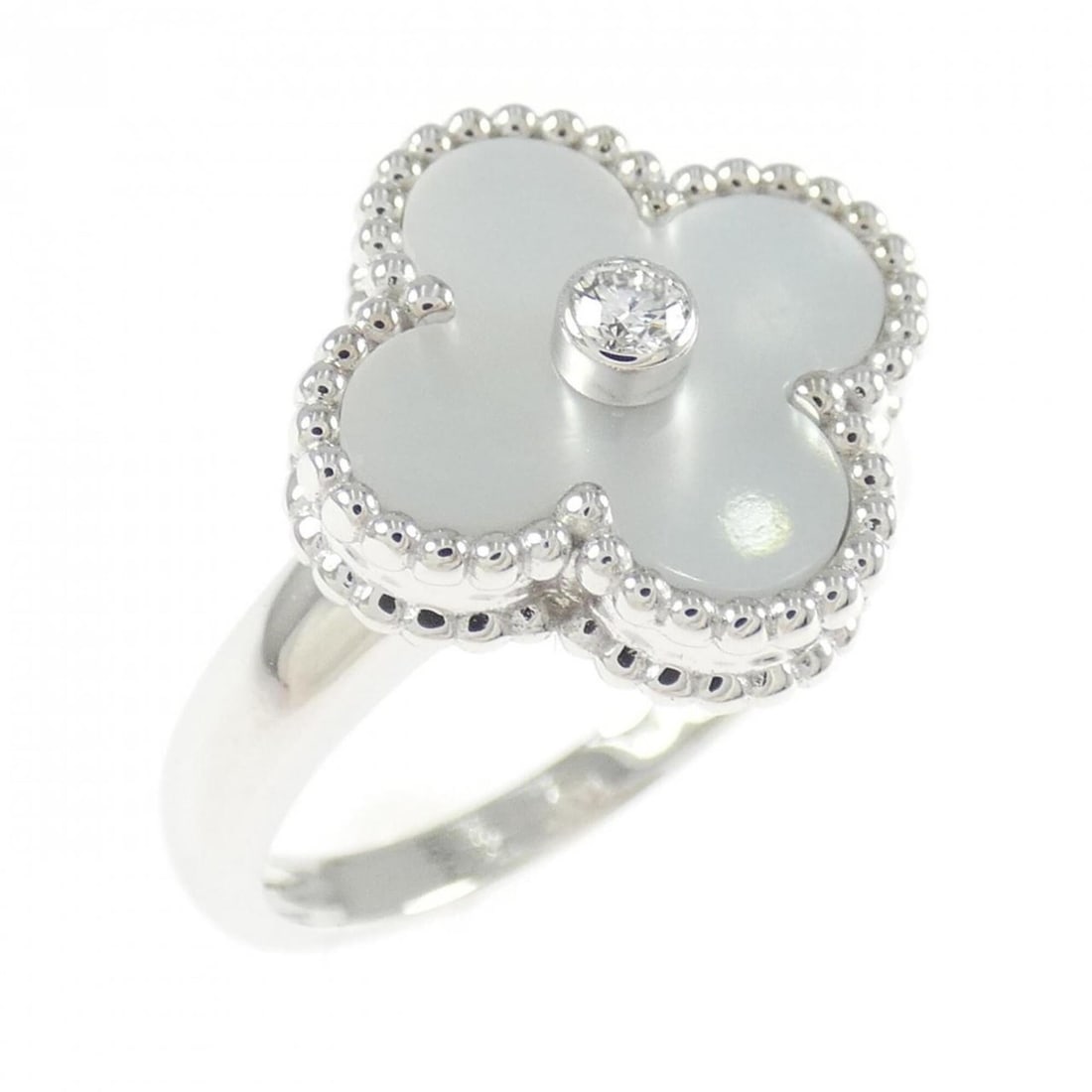 Van Cleef & Arpels Vintage Alhambra Ring: --- Catalog ---Category: SizeJP Size: 14US Size: 7Category: DesignType: Band ringGender: WomenMaterial: White gold (18K)Category: GeneralLine: Vintage AlhambraBrand: Van Cleef & Arpels--- Item List
