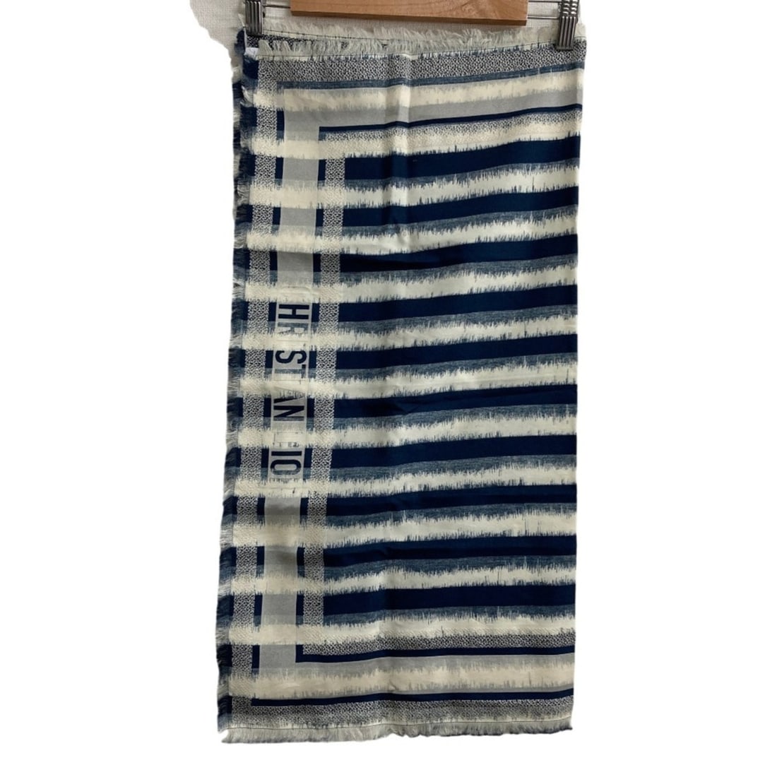 Christian Dior Dior D-Stripes Square Scarf 12DST070I916 Ivory Navy Women's: --- Catalog ---Category: SizeSize (LxW): 70cm x 65cm / 27.55'' x 25.59''Category: DesignType: ScarfColor: Ivory, NavyGender: WomenCategory: GeneralBrand: Christian Dior--- Item List ---Section: