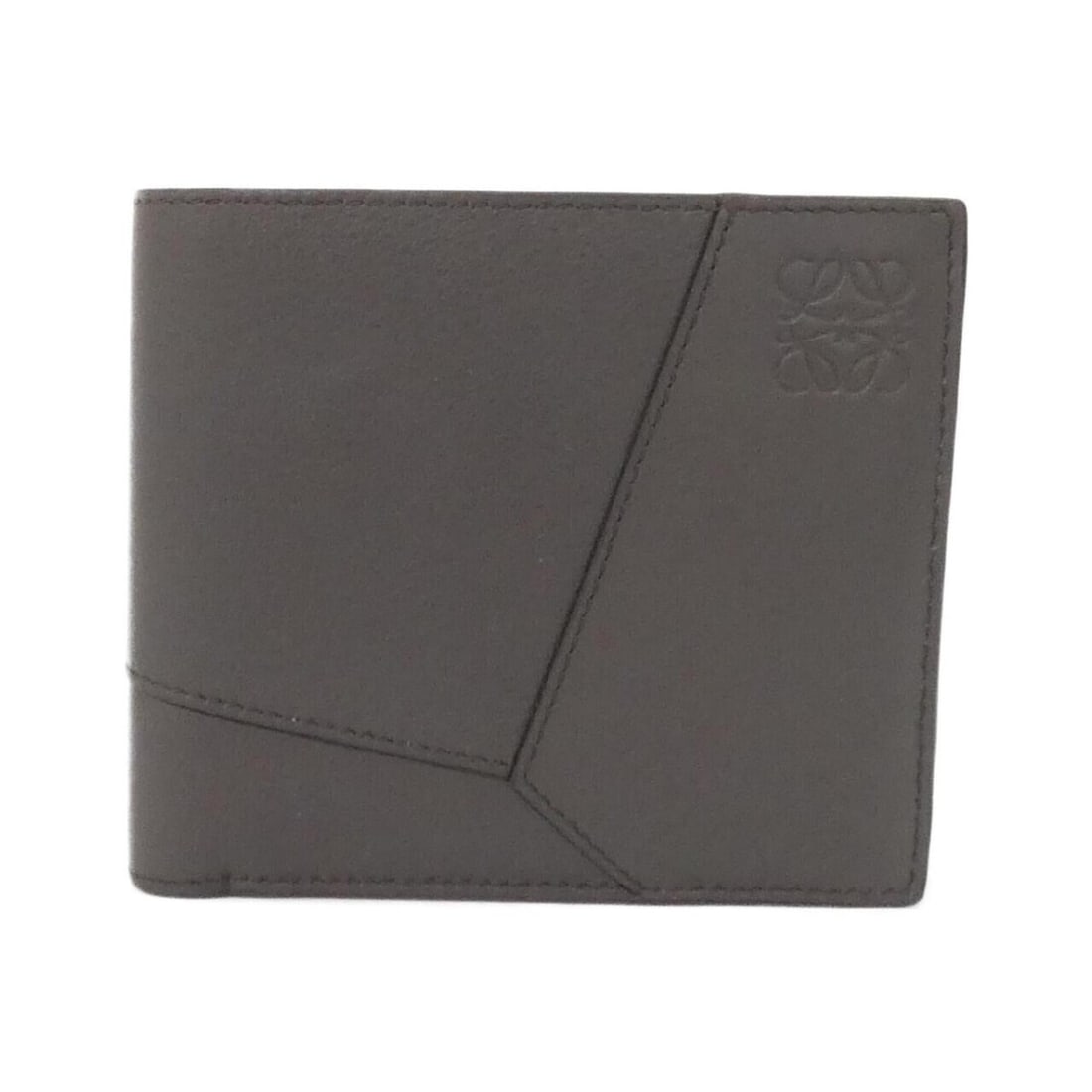 Loewe Puzzle Bifold Coin Wallet C510501X14: --- Catalog ---Category: SizeSize (HxWxD): 9.5cm x 11cm x 2cm / 3.74'' x 4.33'' x 0.78''Category: DesignType: Wallet (bi-fold)Color: Dark grayGender: MenMaterial: Leather Leather/Fur Type: