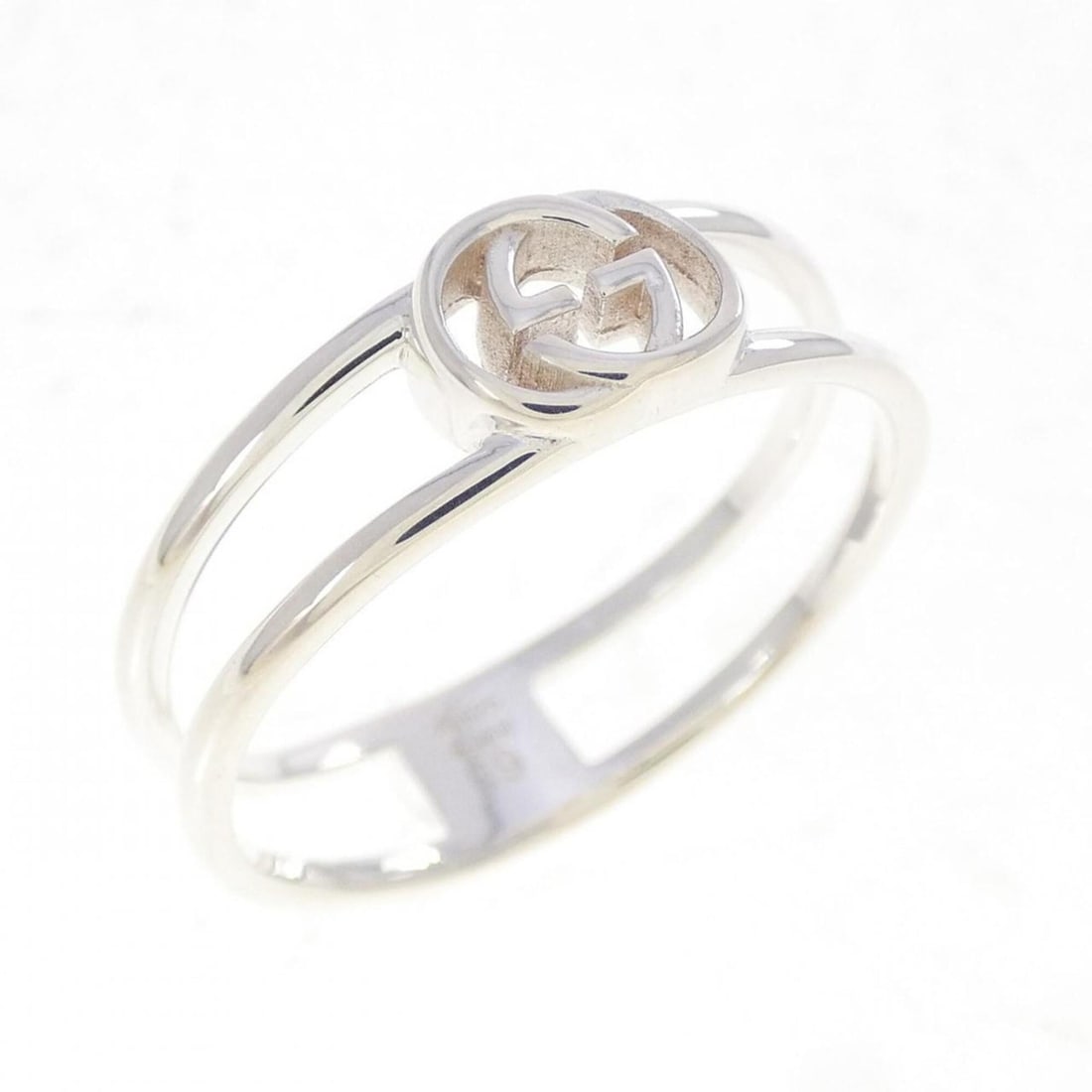 Gucci Interlocking G Open Ring: --- Catalog ---Category: SizeJP Size: 18.0US Size: 9Category: DesignType: Band ringGender: Men,WomenMaterial: Silver 925Category: GeneralMPN: 797031 J8400 8106Brand: Gucci--- Item List ---Section: