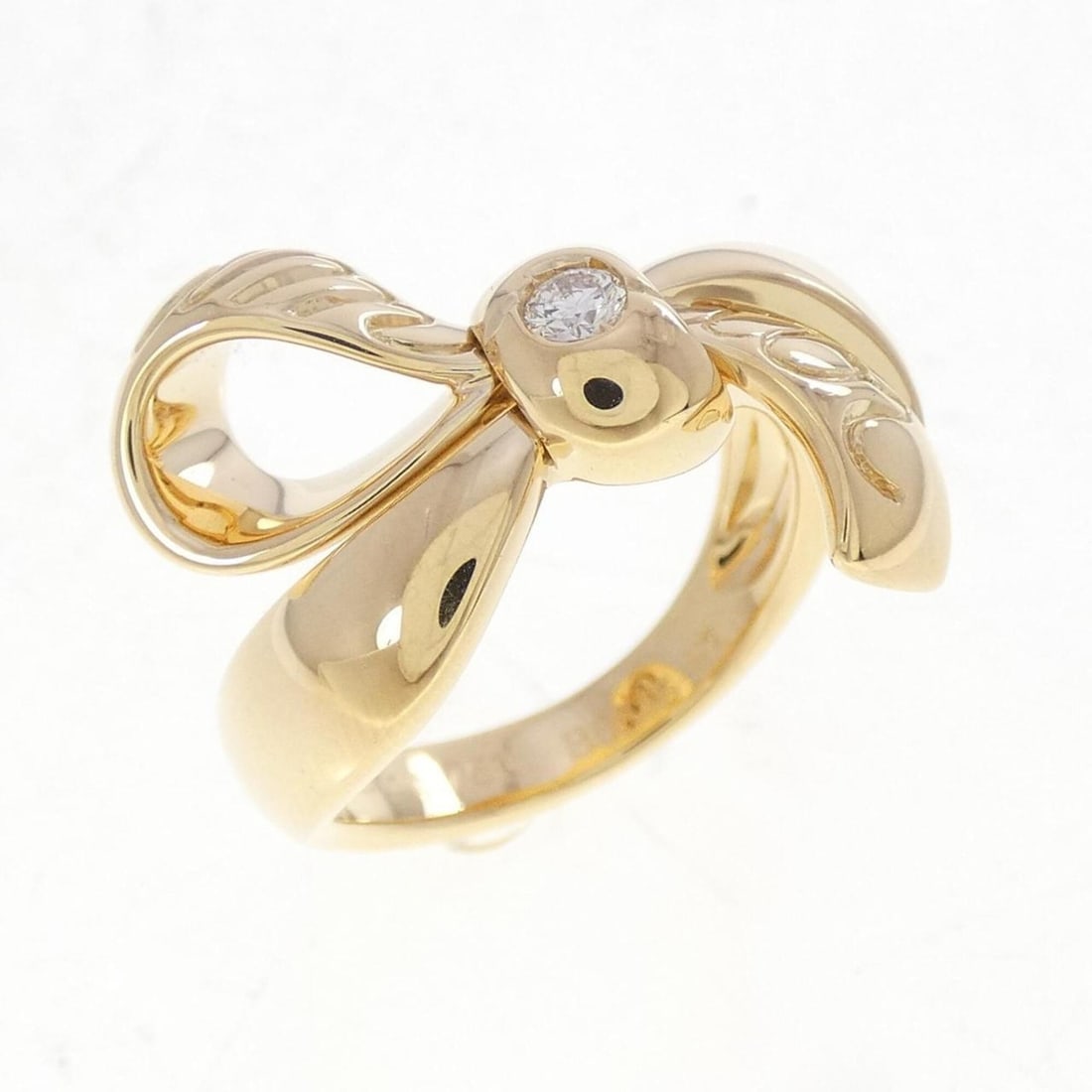 Christian Dior diamond ring: --- Catalog ---Category: SizeUS Size: 6.5Brand Size: 52Category: DesignType: Band ringStone: DiamondGender: WomenMaterial: Yellow gold (18K)Category: GeneralBrand: Christian Dior--- Item List