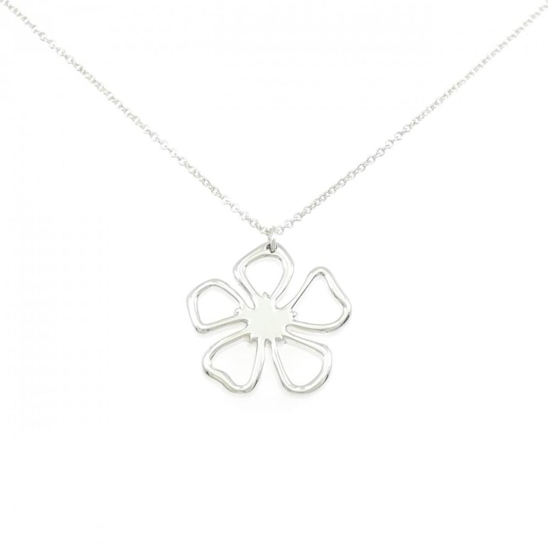 Tiffany Flower Necklace: --- Catalog ---Category: SizePendant Size: 27.3mm x 25.7mm / 1.07'' x 1.01''Neck Circumference: 41 cm / 16.14''Category: DesignColor: SilverGender: WomenMaterial: Silver 925Pendant Type: