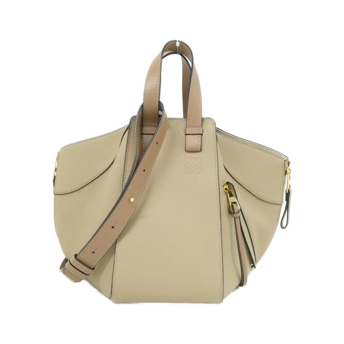 Loewe Hammock Small A538S35X51 Shoulder Bag: --- Catalog ---Category: SizeSize (HxWxD): 24cm x 30cm x 28cm / 9.44'' x 11.81'' x 11.02''Category: DesignType: Shoulder bagColor: Beige, SandGender: WomenMaterial: Leather Leather/Fur Type: