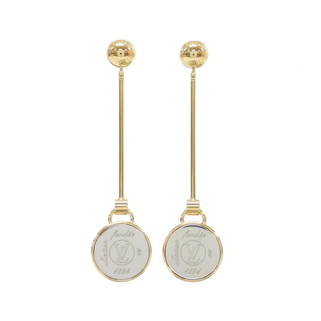Louis Vuitton LV Magnetic Earrings M03699: --- Catalog ---Category: SizeSize (HxWxD): 80.00mm x 20.00mm / 3.15'' x 0.79''Category: DesignType: Chain earringsColor: Gold, SilverGender: WomenCategory: GeneralMPN: M03699Brand: Louis Vuitton---