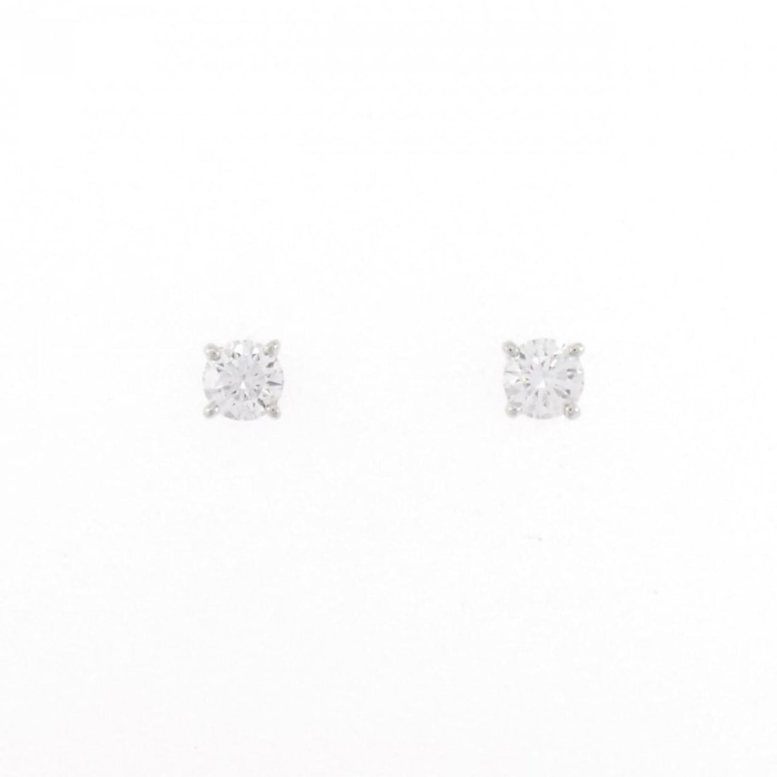 Tiffany Solitaire Earrings: --- Catalog ---Category: SizeSize (HxWxD): 3.80mm x 3.80mm / 0.15'' x 0.15''Category: DesignType: Stud earringsColor: PlatinumStone: DiamondGender: WomenMaterial: Platinum 950Category: GeneralBrand: T
