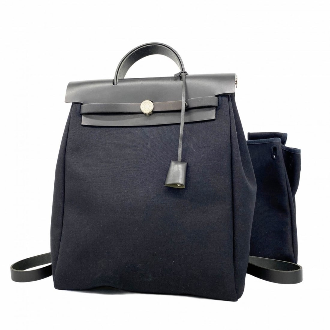 Hermes Backpack/Daypack Herbag Ad MM Toile Officier Black ?D Stamp Men's/Women's: --- Catalog ---Category: SizeSize (HxWxD): 36cm x 27.5cm x 10.5cm / 14.17'' x 10.82'' x 4.13''Category: DesignType: BackpackColor: BlackGender: Men,WomenMaterial: Toile officier Hardware Color: Silver