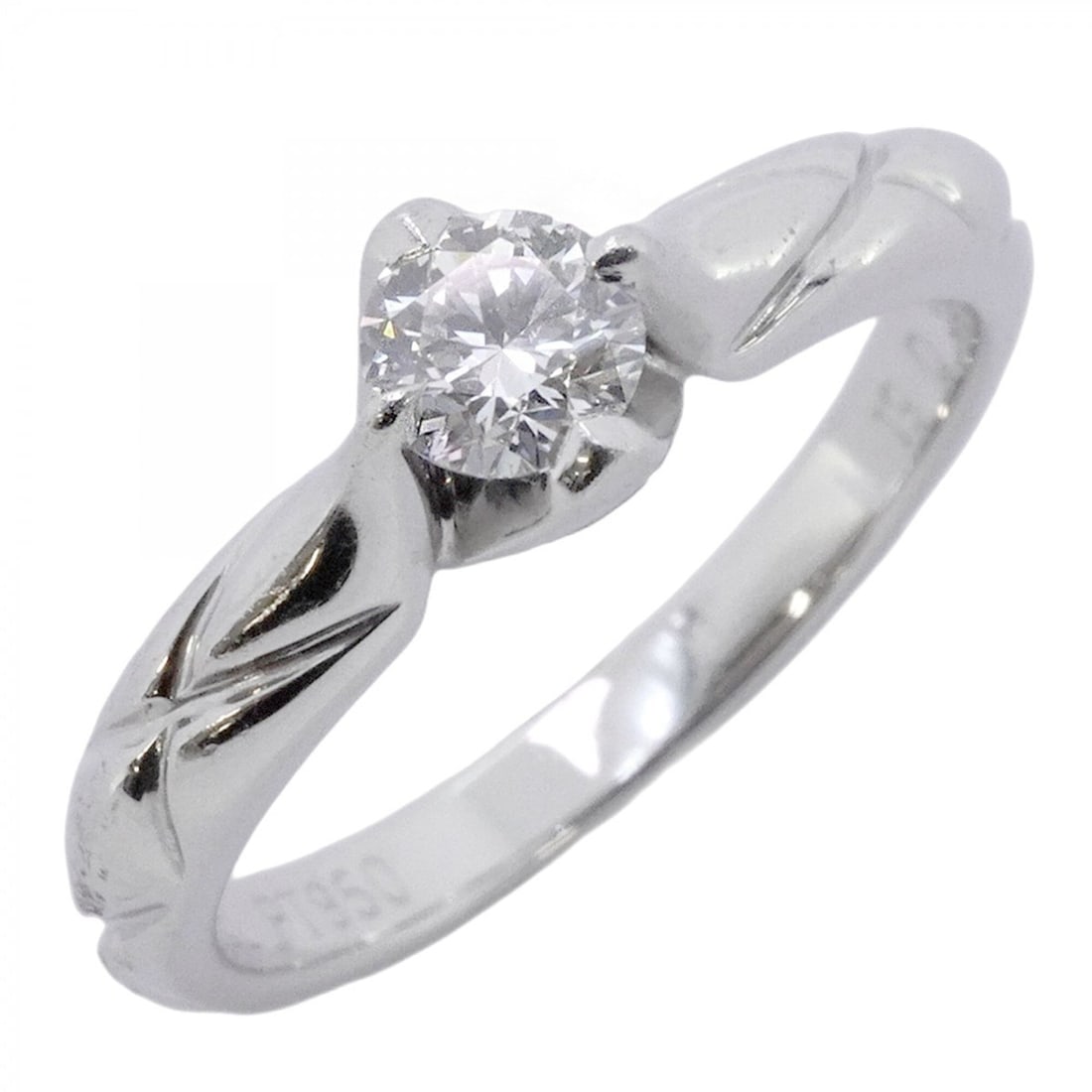 Chanel Matelassé Ring, 1PD (One Diamond), Pt950 Platinum, Size 9.5, Women's: --- Catalog ---Category: SizeJP Size: 9.5US Size: 5Category: DesignType: Band ringStone: DiamondGender: WomenMaterial: Platinum 950Category: GeneralBrand: Chanel--- Item List ---Section: ConditionRank