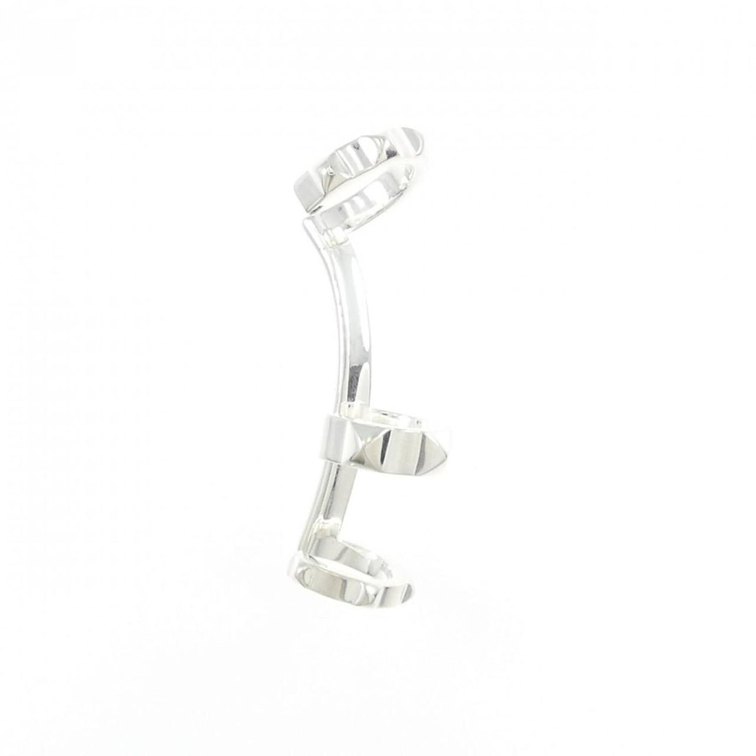 Hermes Hermès Clou de H Ear Cuff (Single Earring): --- Catalog ---Category: SizeSize (HxWxD): 33.20mm x 9.40mm / 1.31'' x 0.37''Category: DesignType: EarcuffGender: WomenMaterial: Silver 925Single earring: YesCategory: GeneralMPN: H125520BBrand: Herme