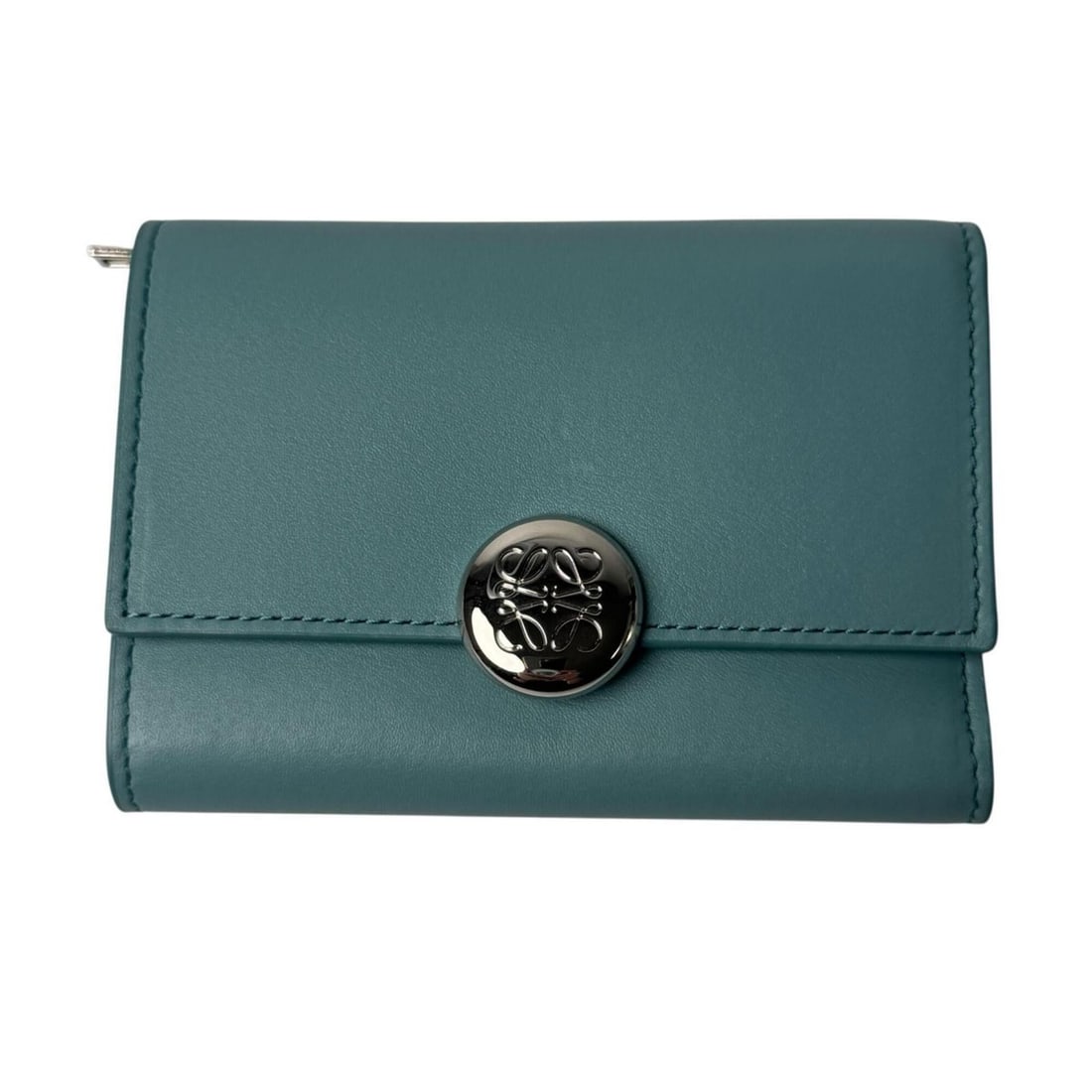 Loewe Pebble Vertical Wallet CANBS33X01 Bi-fold for Women: --- Catalog ---Category: SizeSize (HxWxD): 9cm x 11.5cm / 3.54'' x 4.52''Category: DesignType: Wallet (bi-fold)Color: Light blueGender: WomenMaterial: Leather Category: GeneralBrand: Loewe--- Item Lis