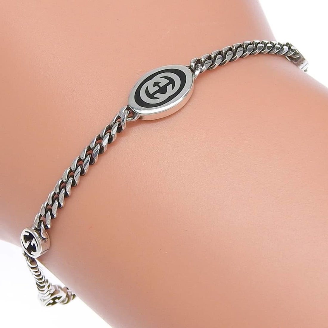 Gucci Interlocking G Bracelet, Sterling Silver 925, Approx. 5.5g, Unisex.: --- Catalog ---Category: SizeLength: 19cm / 7.48''Category: DesignType: Charm braceletGender: Men,WomenMaterial: Silver 925Category: GeneralBrand: Gucci--- Item List ---Section: ConditionRanking: Rank