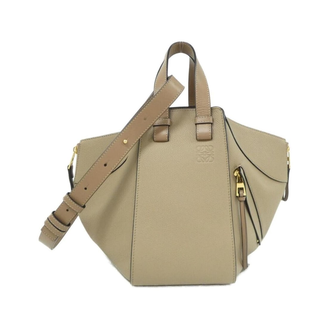 Loewe Hammock Small A538S35X51 Shoulder Bag: --- Catalog ---Category: SizeSize (HxWxD): 24cm x 30cm x 28cm / 9.44'' x 11.81'' x 11.02''Category: DesignType: Shoulder bagColor: SandGender: WomenMaterial: Leather Hardware Color: GoldLeather/Fur Ty