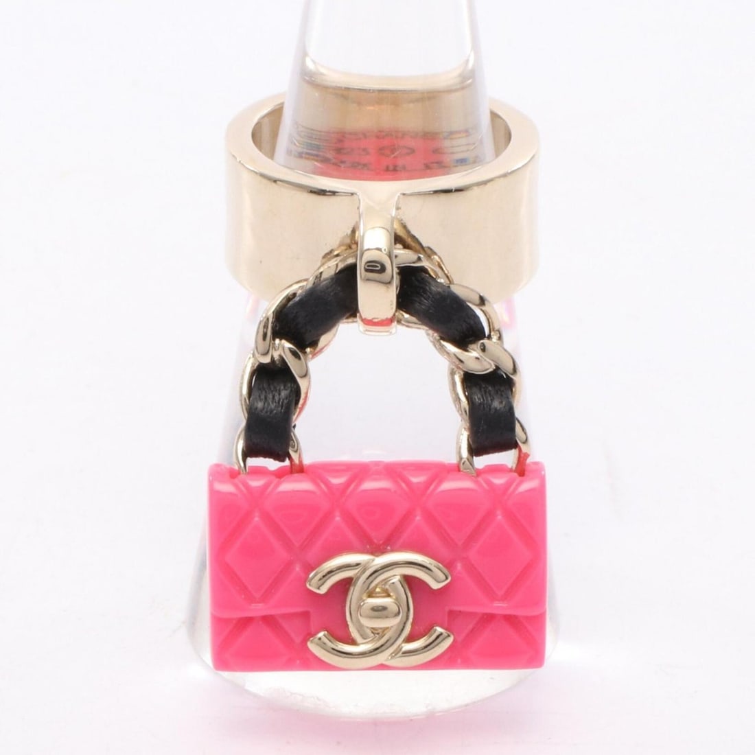 Chanel Matelassé handbag motif ring/finger ring, gold plated (GP), women's, available in gold,: --- Catalog ---Category: SizeJP Size: 13US Size: 6.5Category: DesignType: Band ringColor: Black, Gold, PinkGender: WomenMaterial: Gold platingCategory: GeneralBrand: Chanel--- Item List ---Section: Co