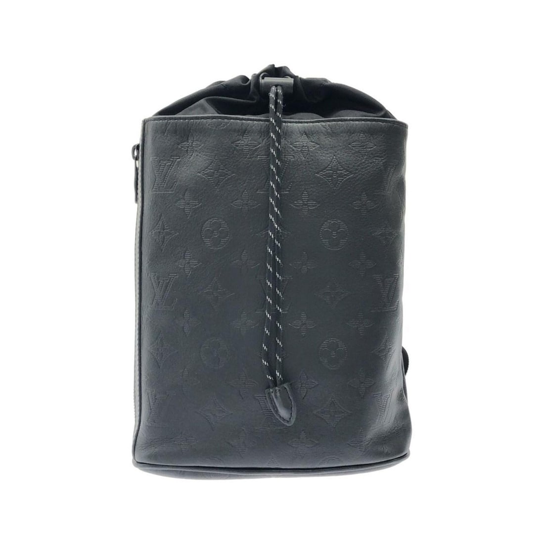 Louis Vuitton Monogram Shadow Chalk Sling Bag M44633 Shoulder: --- Catalog ---Category: SizeSize (HxWxD): 28cm x 20cm x 9cm / 11.02'' x 7.87'' x 3.54''Category: DesignType: Shoulder bagColor: BlackGender: Men,WomenMaterial: Leather Leather/Fur Type: Calf leatherC