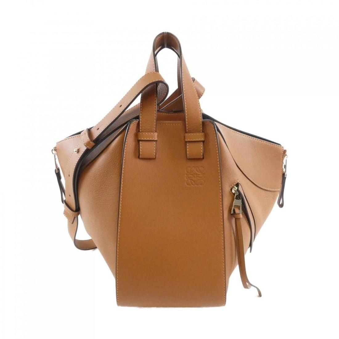 Loewe Hammock Small 387 30 S35 Shoulder Bag: --- Catalog ---Category: SizeSize (HxWxD): 24cm x 14cm x 28cm / 9.44'' x 5.51'' x 11.02''Category: DesignType: Shoulder bagColor: BrownGender: WomenMaterial: Leather Hardware Color: SilverLeather/Fur 