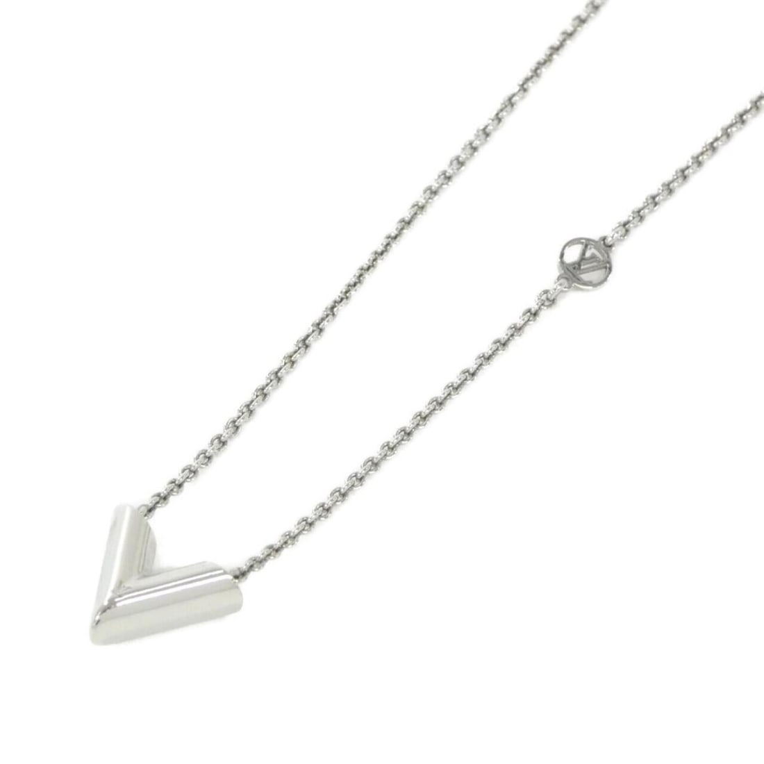 Louis Vuitton Essential V Necklace M63197: --- Catalog ---Category: SizePendant Size: 16mm x 13mm / 0.62'' x 0.51''Neck Circumference: 45 cm / 17.71''Category: DesignColor: SilverGender: WomenNecklace Type: NecklaceCategory: GeneralMPN: