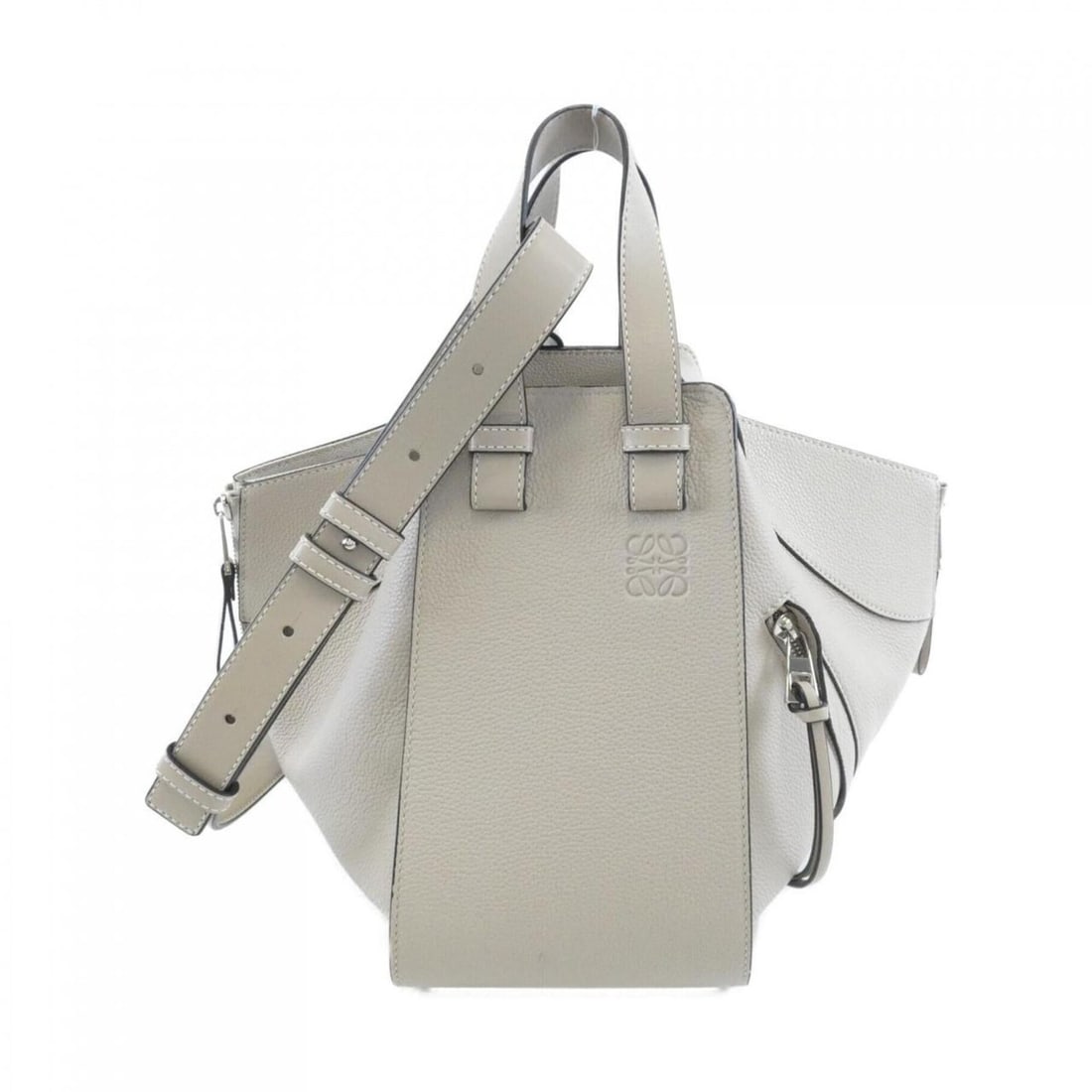 Loewe Hammock Small 387 12KN60 Shoulder Bag: --- Catalog ---Category: SizeSize (HxWxD): 24cm x 14cm x 27cm / 9.44'' x 5.51'' x 10.62''Category: DesignType: Shoulder bagColor: BeigeGender: WomenMaterial: Leather Category: GeneralMPN: 387