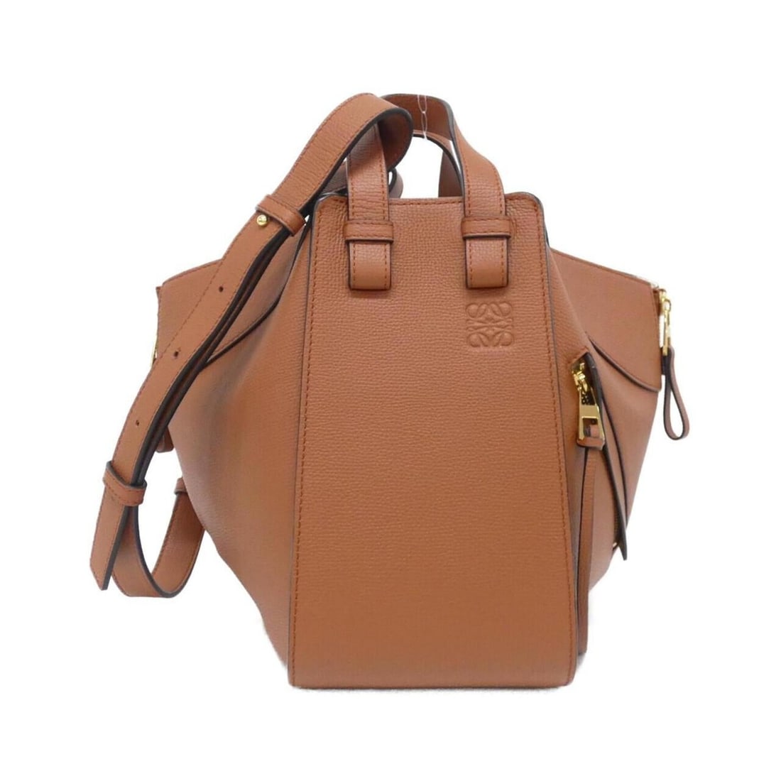 Loewe Hammock Small A538S35X18 Shoulder Bag: --- Catalog ---Category: SizeSize (HxWxD): 25cm x 30cm x 28cm / 9.84'' x 11.81'' x 11.02''Category: DesignType: Shoulder bagColor: BrownGender: WomenMaterial: Leather Category: GeneralMPN: