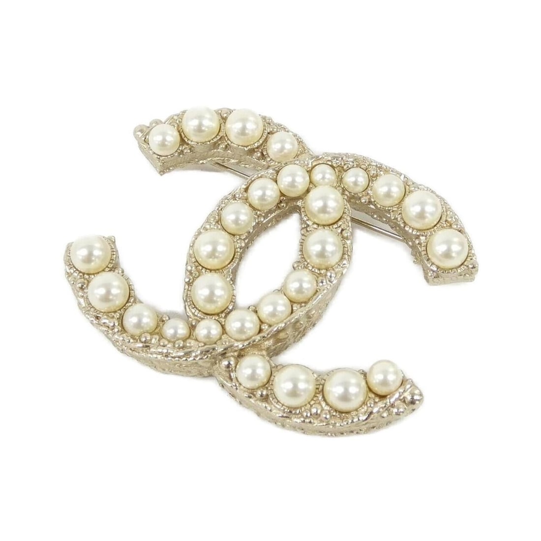 Chanel 60635 Brooch: --- Catalog ---Category: SizeSize (HxWxD): 4.3cm x 5.8cm / 1.69'' x 2.28''Category: DesignType: BroochColor: Gold, WhiteStone: Artificial pearlGender: WomenCategory: GeneralMPN: 60635Brand: Chanel--- 
