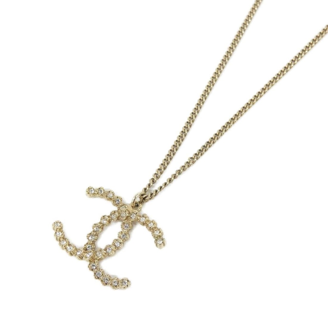 Chanel 58216 Necklace: --- Catalog ---Category: SizePendant Size: 26mm x 28mm / 1.02'' x 1.1''Neck Circumference: 42 cm - 60 cm / 16.53'' - 23.62''Category: DesignColor: GoldStone: CrystalGender: WomenNecklace Type: Necklac