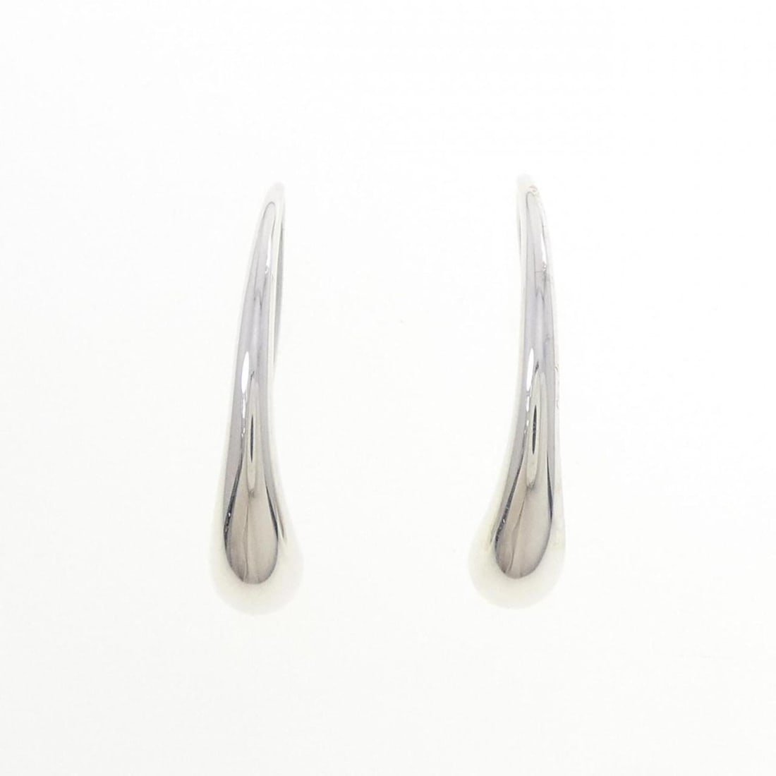 Tiffany & Co. Teardrop Earrings: --- Catalog ---Category: SizeSize (HxWxD): 27.30mm x 5.70mm / 1.07'' x 0.22''Category: DesignType: Drop earringsColor: SilverGender: WomenMaterial: Silver 925Category: GeneralBrand: Tiffany--- Item Li