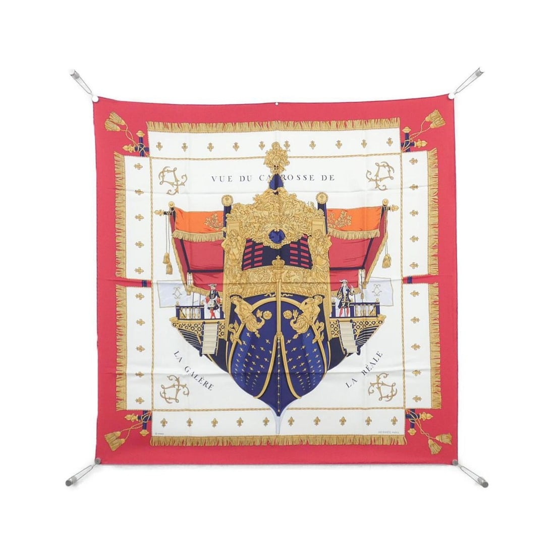 Hermes VUE DU CARROSSE DE LA GALERE REALE Carre Scarf Muffler: --- Catalog ---Category: SizeSize (LxW): 90cm x 90cm / 35.43'' x 35.43''Category: DesignType: ScarfColor: WhiteGender: Women,MenMaterial: Silk Category: GeneralBrand: Hermes--- Item List ---Section: C