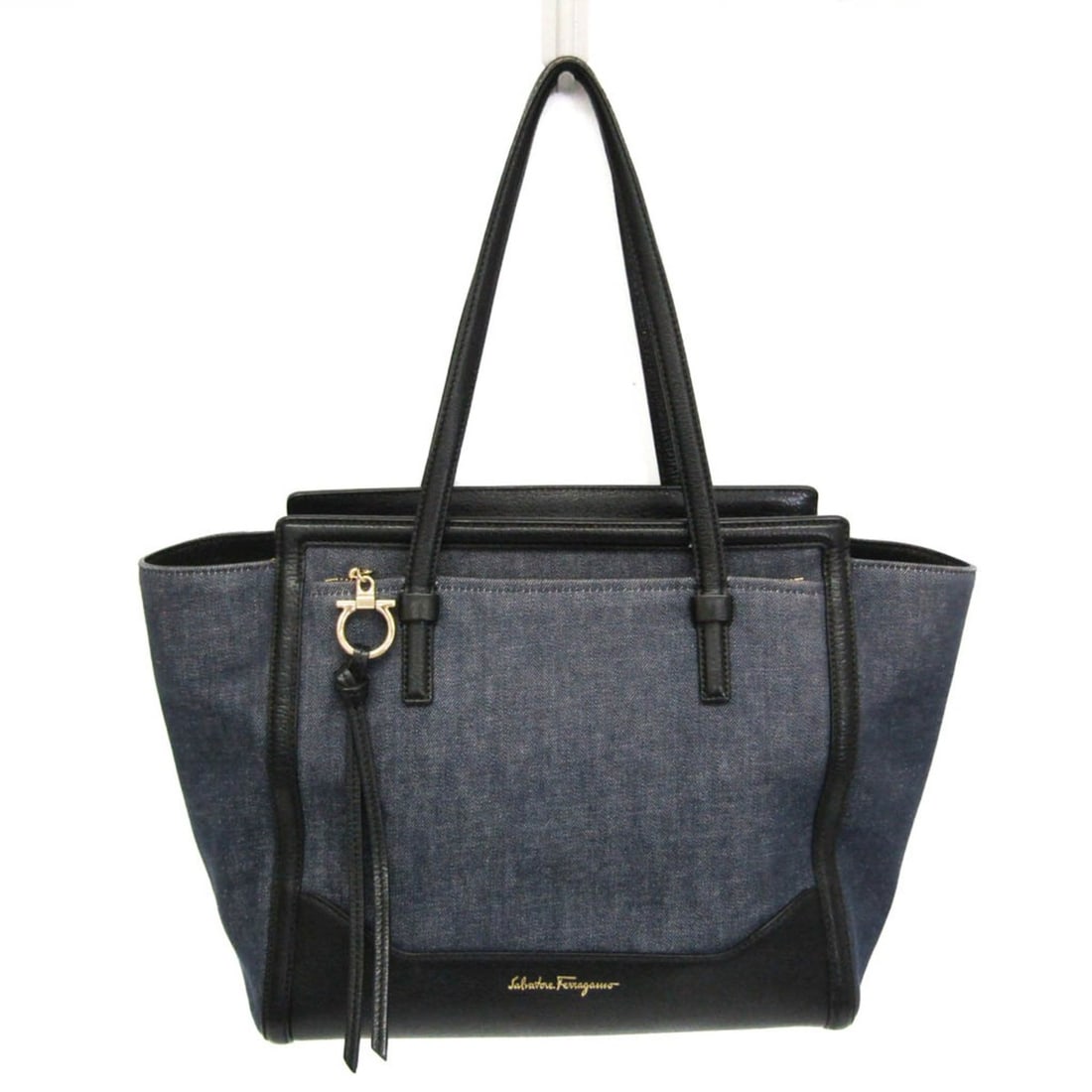 Salvatore Ferragamo Gancini Amy EZ-21 F759 Women's Denim,Leather Tote Bag Black,Navy: --- Catalog ---Category: SizeHandle Drop: 23.00cm / 9.06''Size (HxWxD): 26cm x 30cm x 16cm / 10.23'' x 11.81'' x 6.29''Handle Length: 55cm / 21.65''Category: DesignType: Tote bagColor: Black, NavyGend
