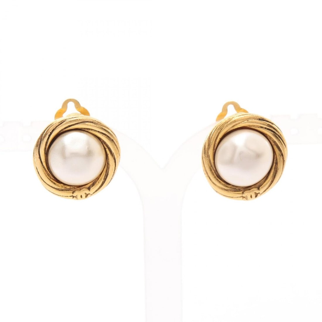 Chanel earrings, gold-plated (GP), faux pearl, women's, gold tone.: --- Catalog ---Category: SizeSize (HxWxD): 20.00mm x 20.00mm / 0.79'' x 0.79''Category: DesignType: Clip earringsColor: GoldGender: WomenMaterial: Artificial pearl, Gold platingCategory: