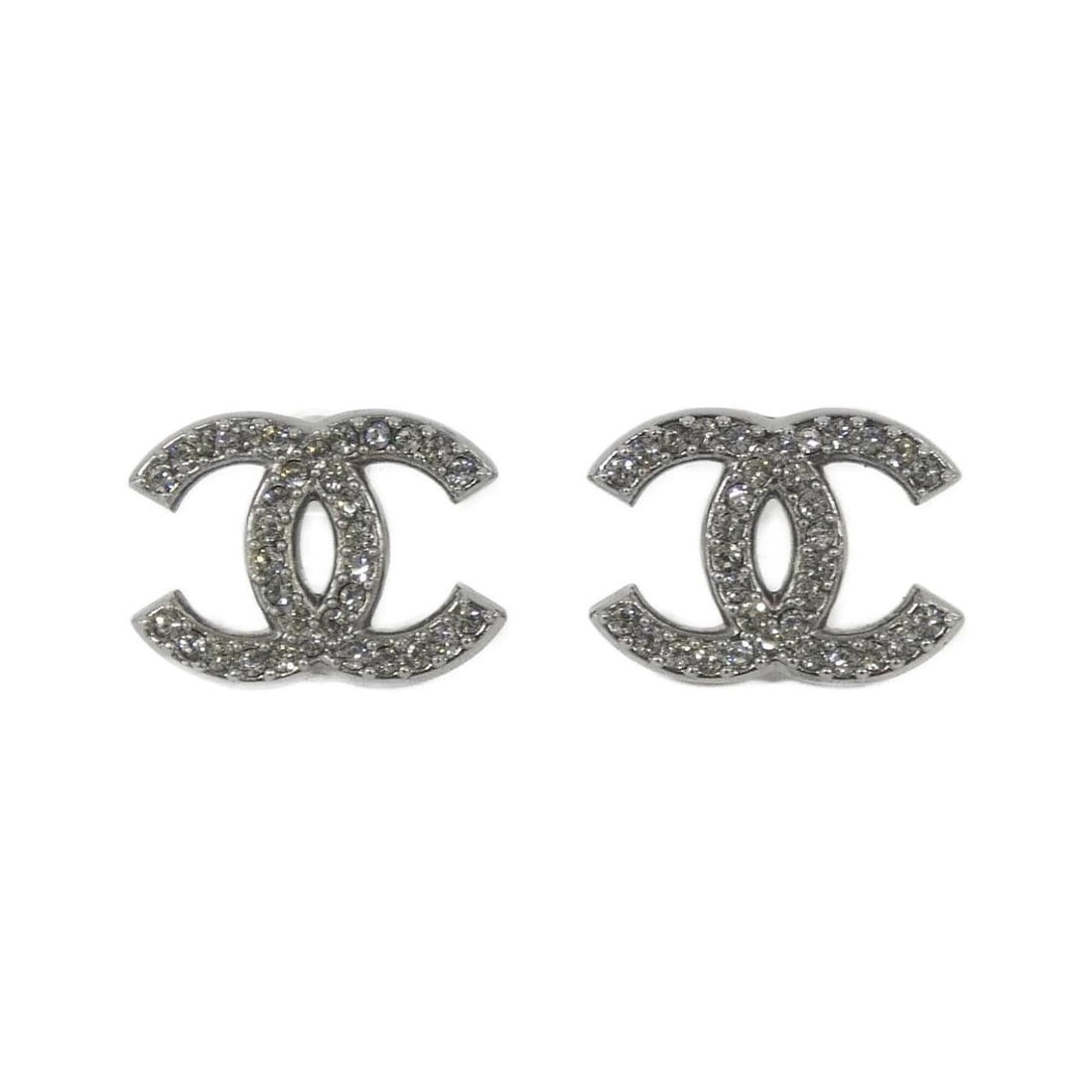 Chanel earrings: --- Catalog ---Category: SizeSize (HxWxD): 13.00mm x 18.00mm / 0.51'' x 0.71''Category: DesignType: Stud earringsColor: ClearGender: WomenCategory: GeneralBrand: Chanel--- Item List ---Section: