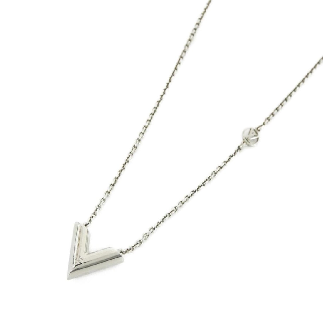 Louis Vuitton Essential V Necklace M63197: --- Catalog ---Category: SizePendant Size: 14mm x 16mm / 0.55'' x 0.62''Neck Circumference: 39.5 cm - 46 cm / 15.55'' - 18.11''Category: DesignColor: SilverGender: WomenNecklace Type:
