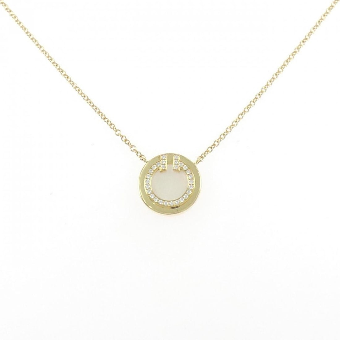 Tiffany T Circle Necklace: --- Catalog ---Category: SizePendant Size: 10.8mm / 0.42''Neck Circumference: 41 cm - 46 cm / 16.14'' - 18.11''Category: DesignStone: Diamond, Mother of pearlGender: WomenMaterial: Yellow gold