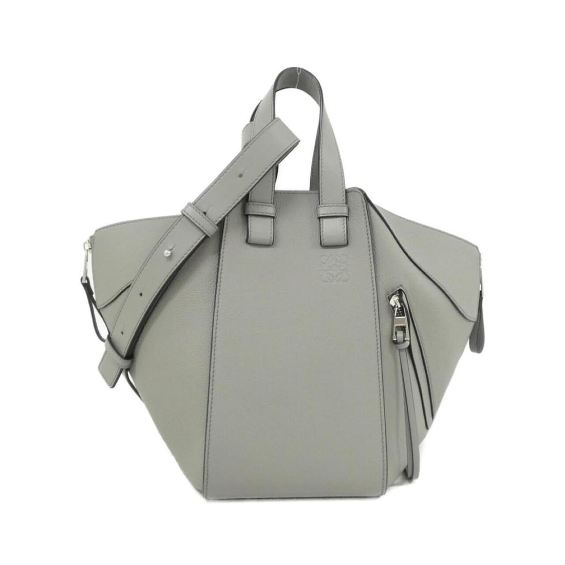 Loewe Hammock Small A538S35X51 Shoulder Bag: --- Catalog ---Category: SizeSize (HxWxD): 24cm x 30cm x 28cm / 9.44'' x 11.81'' x 11.02''Category: DesignType: Shoulder bagColor: GrayGender: WomenMaterial: Leather Hardware Color: SilverLeather/Fur