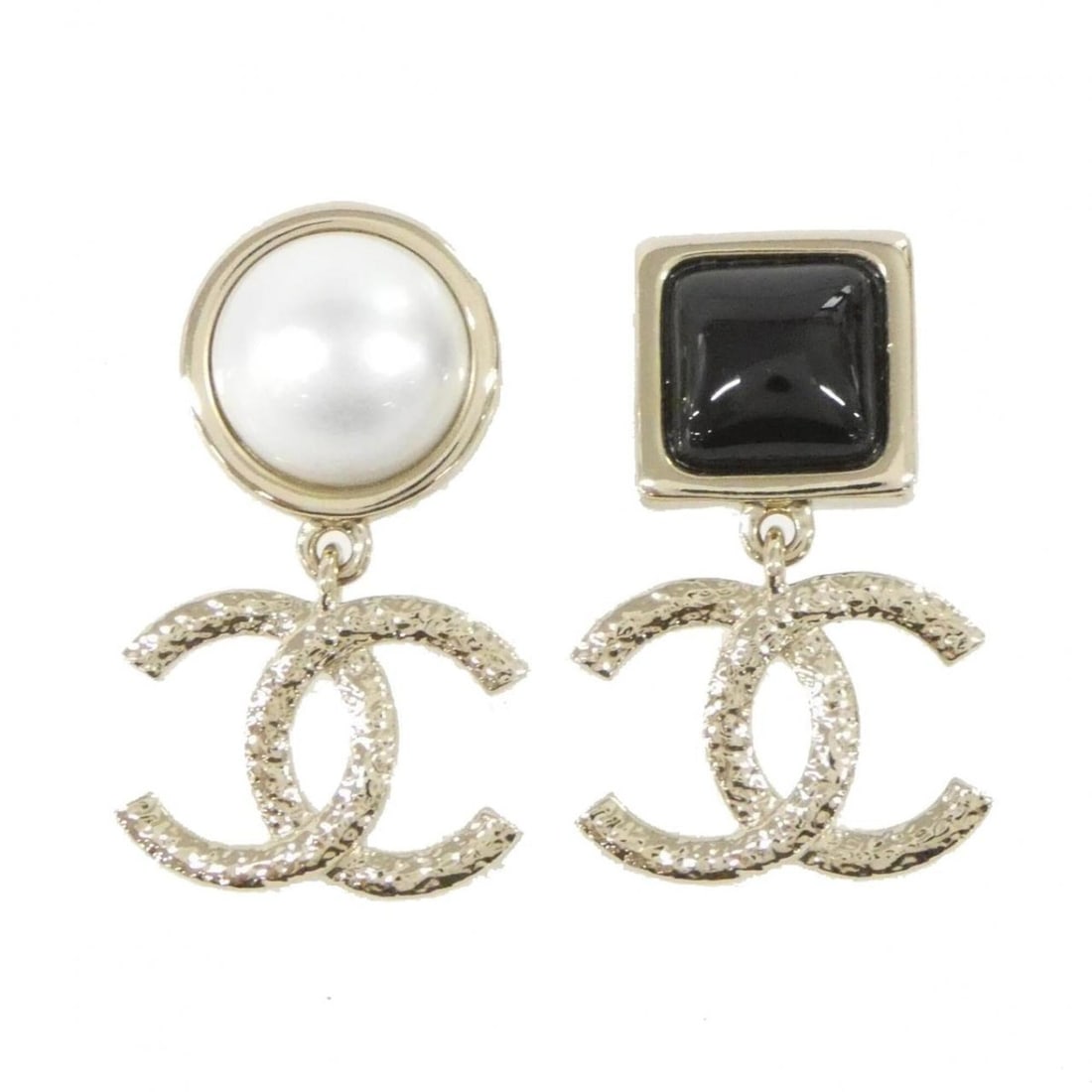 Chanel ABG909 Earrings: --- Catalog ---Category: SizeSize (HxWxD): 32.00mm x 18.00mm / 1.26'' x 0.71''Category: DesignType: Stud earringsColor: Black, Gold, WhiteStone: Artificial pearlGender: WomenCategory: GeneralMPN: