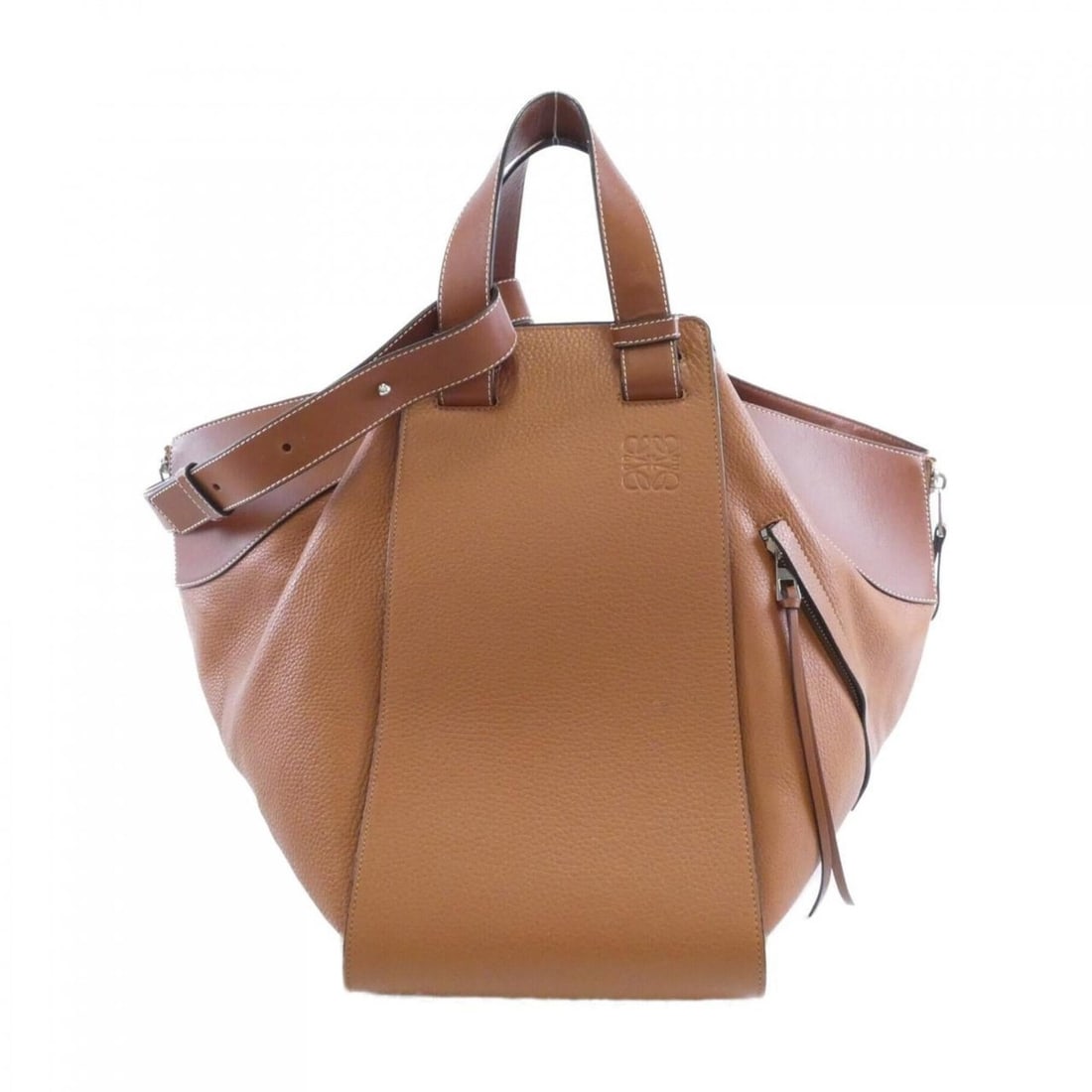 Loewe Hammock XL 387 41VS80 Shoulder Bag: --- Catalog ---Category: SizeSize (HxWxD): 37cm x 20cm x 40cm / 14.56'' x 7.87'' x 15.74''Category: DesignType: Shoulder bagColor: BrownGender: WomenMaterial: Leather Leather/Fur Type: