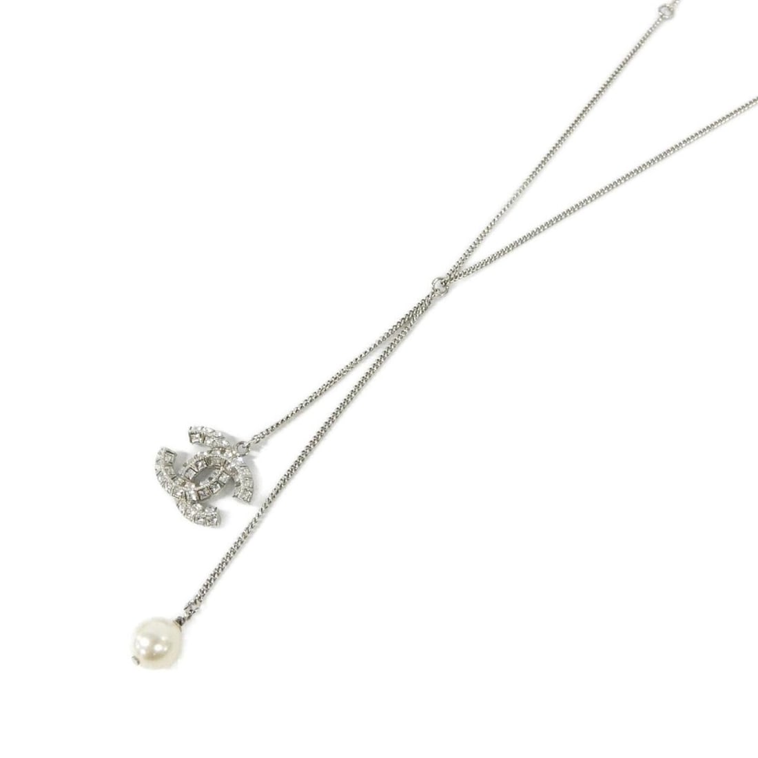 Chanel 63071 Necklace: --- Catalog ---Category: SizePendant Size: 21mm x 22mm / 0.82'' x 0.86''Neck Circumference: 43 cm - 61.5 cm / 16.92'' - 24.21''Category: DesignColor: Silver, WhiteGender: WomenNecklace Type: NecklaceC