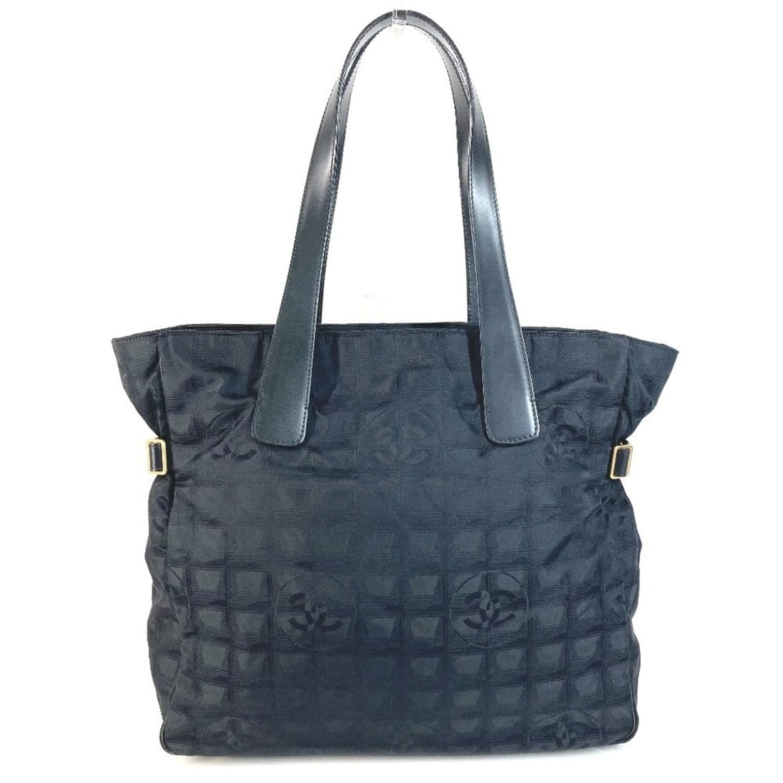 CHANEL A15825 New Travel Line GM Tote Bag, Shoulder Leather, Nylon, Men's, Women's, Black: --- Catalog ---Category: SizeSize (HxWxD): 32.5cm x 34.5cm x 12cm / 12.79'' x 13.58'' x 4.72''Category: DesignType: Shoulder bag, Tote bagColor: BlackGender: Men,WomenMaterial: Leather , Nylon Categor